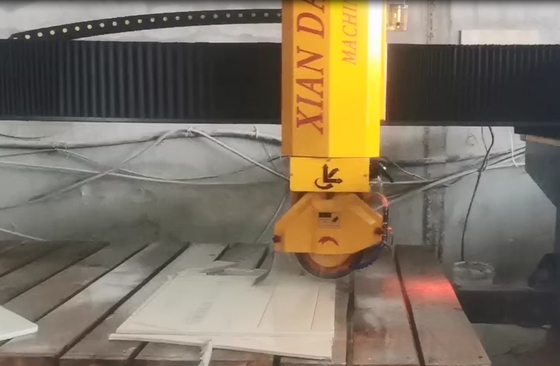 Máquina de corte de pontes de 4 eixos com função de servo de valor absoluto de autocarro