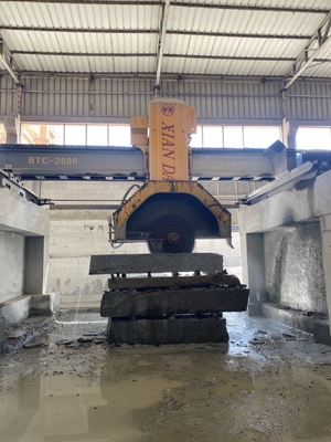 Máquina de corte de pontes CNC de potência com movimento automático da mesa