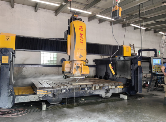 Máquina de corte automática de serras de ponte de 5 eixos para corte de perfis de granito