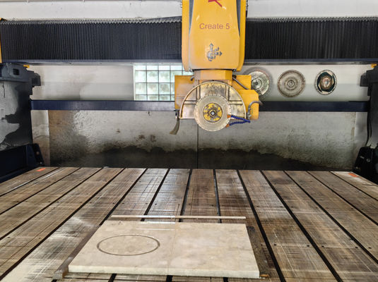 Máquina de corte automática de serras de ponte de 5 eixos para corte de perfis de granito