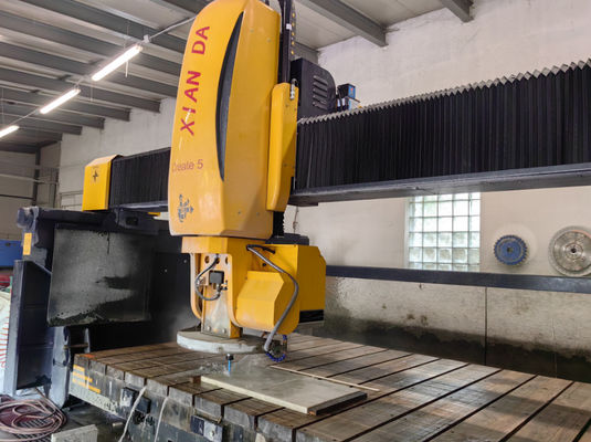 Máquina de corte automática de serras de ponte de 5 eixos para corte de perfis de granito