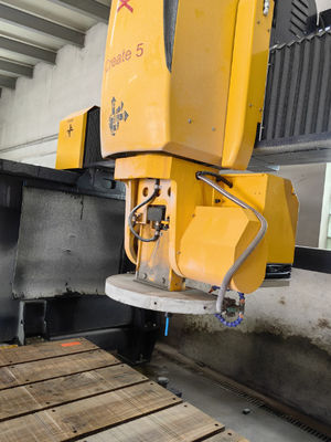Máquina de corte automática de serras de ponte de 5 eixos para corte de perfis de granito