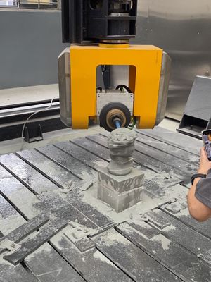 Sistema de segurança Máquina de corte de serra de ponte com peso bruto 5100kg e potência bruta 57/67kw