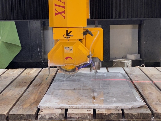 Máquina de corte de pontes de 4 eixos para balcão e sumidouro