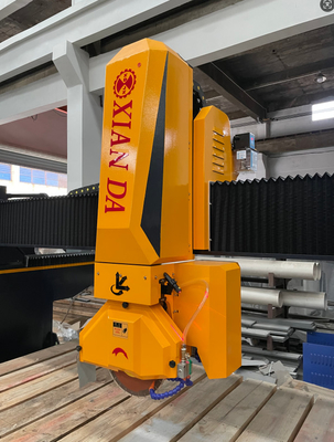 Máquina de corte de serra de ponte Xianda para perfis de movimento automático de mesa
