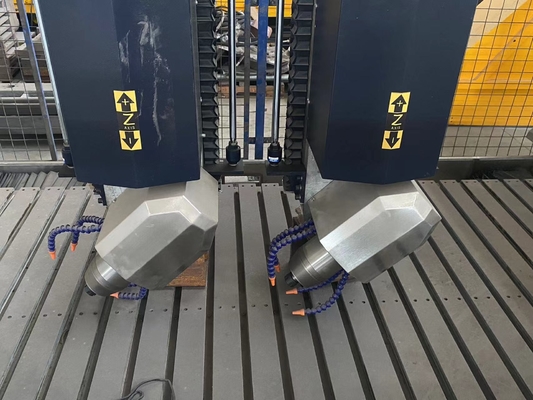 Xianda 4 eixo Máquina de escultura CNC de alta precisão com precisão de posicionamento de 0,02 mm e potência de fuso de 5,5 kW