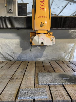 Máquina de corte de serra de ponte de 5 eixos com movimento automático da mesa Alimentação AC e 15kw de potência principal