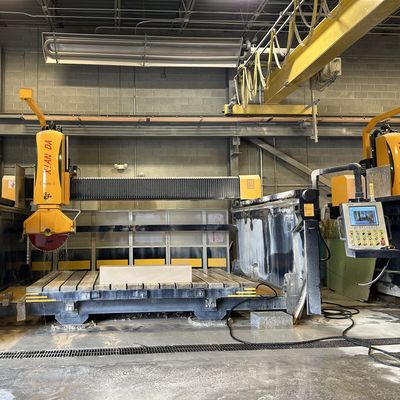 Corte de precisão com máquina de corte de pedra de 5 eixos e viagem de elevação máxima de 500 mm