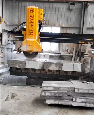 Máquina de corte de blocos de quatro colunas de alta velocidade com 29/37kw de potência bruta para corte de precisão