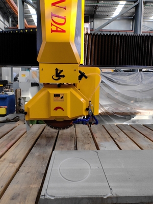Máquina de Corte Serra Ponte CNC de 4 Eixos para Corte, Fresagem, Perfuração e Processamento de Pedra, Granito, Mármore, Quartzo, Bancada de Cozinha, Laje, Azulejo, Recorte de Pia