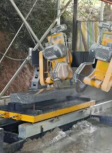 Máquina Automática de Corte de Bordas de Lajes Arqueadas com Lâminas Duplas