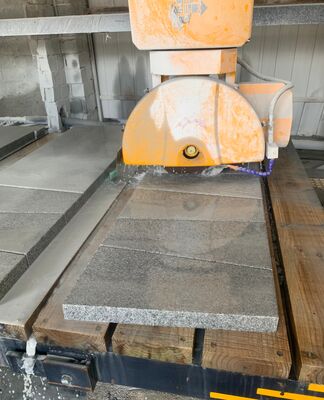Máquina de corte de pontes de eixo 4+1 com mesa de trabalho de 3200x2000mm e potência do motor de 15kw/18.5kw para corte de pedra de precisão