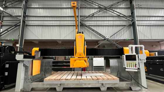 Máquina de Corte de Pedra Inteligente de 4 Eixos com Lâmina de Serra de 600mm Sistema CNC de Ponta para Processamento de Lajes de Granito e Mármore