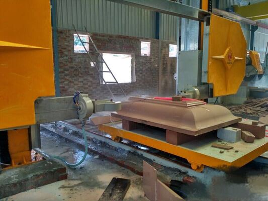 Máquina de Corte a Fio Diamantado CNC de 4 Eixos com Mesa Servo-Rotativa de 360°, 16 Guias Deslizantes e Elevação de 28 Rodas de Rolamento para Mármore e Granito