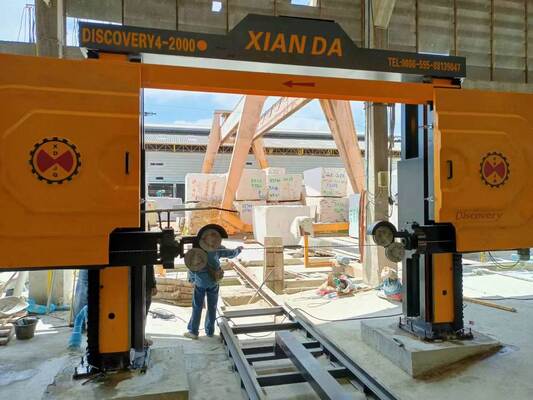 Máquina de Corte a Fio Diamantado CNC de 4 Eixos com Mesa Giratória Servo de 360°, 16 Guias Deslizantes e Elevação de 28 Rodas de Rolamento para Mármore e Granito