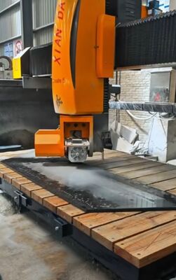 Máquina de corte de serra de ponte de 5 eixos com 15kw de potência principal e movimento automático da mesa