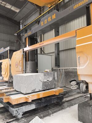 XIANDA CNC-2500SA Máquina de serragem de fio de diamante CNC de alta precisão com capacidade de carga de 20 toneladas e mesa giratória servo de 360 graus para perfis de pedra
