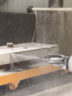 XIANDA CNC-2500SA Máquina de serragem de fio de diamante CNC de alta precisão com capacidade de carga de 20 toneladas e mesa giratória servo de 360 graus para perfis de pedra