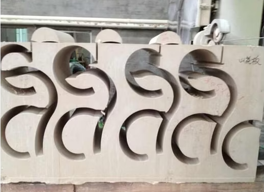 XIANDA CNC-2500SA Máquina de serragem de fio de diamante CNC de alta precisão com capacidade de carga de 20 toneladas e mesa giratória servo de 360 graus para perfis de pedra