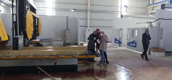 Máquina de Corte a Fio de Diamante CNC de 4 Eixos com Mesa Giratória Servo de 360° e Capacidade de Carga de 20 Toneladas para Corte de Pedra