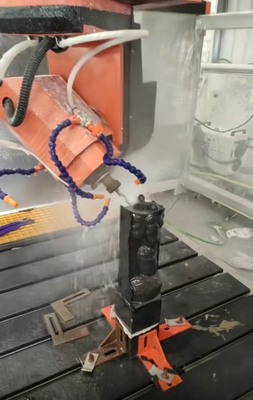 Máquina de gravura CNC de pedra de 5 eixos com fuso pesado de 7,5 kW e mesa de processamento de 3000 × 1300 mm para escultura 3D omnidirecional