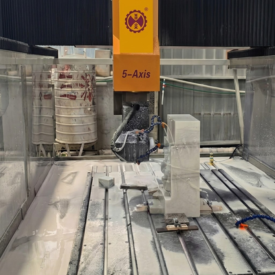Máquina de gravura CNC de pedra de 5 eixos com fuso pesado de 7,5 kW e mesa de processamento de 3000 × 1300 mm para escultura 3D omnidirecional